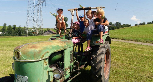 Kinder auf einem Traktor